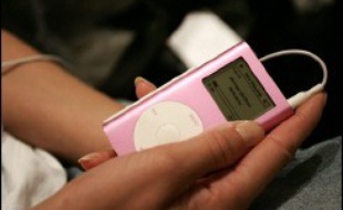 Le déclin des ventes de musique sur support physique sera compensé en 2010 sur le marché européen par le développement des formats numériques, estime le cabinet spécialisé Screen Digest dans une étude publiée jeudi.