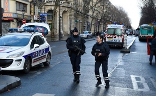 Le quartier de Barbes-Rochechouart bouclé par les forces de police le 7 janvier 2016 à Paris