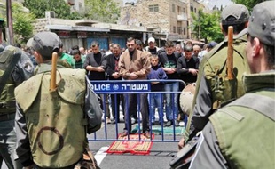 Les troupes israéliennes bloquent un défilé palestinien à Jérusalem.
