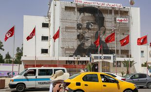 Le portrait de Mohamed Bouazizi est affiché dans cette rue du Sidi Bouzid en Tunisie.
