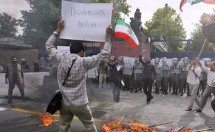 Manifestation devant l'ambassade britannique à Téhéran en Iran, le 23 juin 2009.