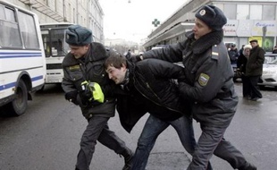 Quelque centaines de manifestants du mouvement d'opposition russe Solidarnost ont appelé samedi à Moscou à la démission du gouvernement du Premier ministre Vladimir Poutine, a constaté un photographe de l'AFP.