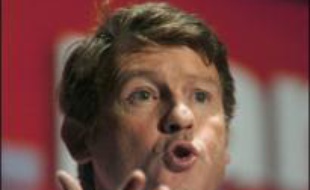 Le porte-parole de campagne de Ségolène Royal, Vincent Peillon, a estimé mercredi que la candidate PS "a fait la différence" lors du débat télévisé de mercredi soir, face à Nicolas Sarkozy "en permanence sur la défensive", "imprécis" voire "indécent" dans certains dossiers.