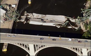 La ou les causes précises de l'effondrement de l'ouvrage ne sont pas encore connues, mais le porte-parole de la Maison Blanche, Tony Snow, a cité jeudi un rapport de 2005 du département des Transports du Minnesota ayant classé le pont dans la catégorie des ouvrages "structurellement défectueux".