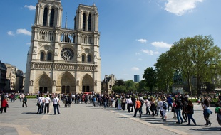 Touristes devant la cathédrale de Paris. (Archives)