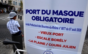 Une pancarte informe sur le port du masque à Marseille, le 13 août 2020.