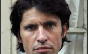 Arno Klarsfeld, nommé par Nicolas Sarkozy médiateur des parents sans-papiers d'enfants scolarisés, a déclaré mardi matin sur RTL que le traitement de leur dossier se fera "obligatoirement au cas par cas" mais qu'"on ne peut pas régulariser automatiquement" toutes les familles.