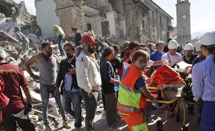 Des services de secours à l'oeuvre à Amatrice, en Italie, après un séisme, le 24 août 2016.