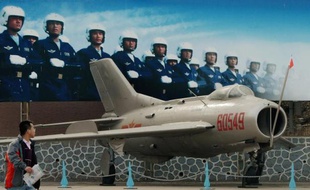 Avions de combat, porte-avions, drones: la Chine poursuit sa course à l'armement et pourrait rivaliser d'ici 2050 avec les Etats-Unis sur le plan militaire, selon le rapport annuel de l'Institut international d'études stratégiques (IISS) sur l'équilibre des forces dans le monde, publié mercredi.