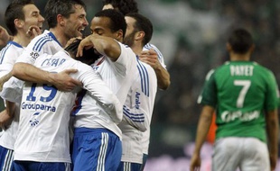 Les Lyonnais fêtent un but à Saint-Etienne, le 12 février 2011, à Geoffroy-Guichard.