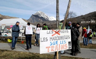 Des personnes rassemblées le 7 mars 2015 à Saint-Michel-de-Maurienne, en Savoie, contre la pollution