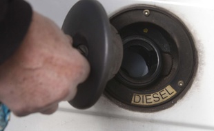 Un homme fait le plein de diesel à Paris (illustration).