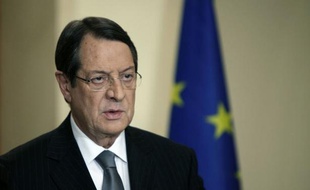 Chypre a repoussé à jeudi la réouverture de ses banques après avoir évité lundi la banqueroute grâce à un plan de sauvetage de dernière minute dont les deux principaux établissements bancaires de l'île ont payé le prix fort.