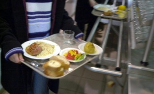 Le maire Les Républicains de Chilly-Mazarin (Essonne), Jean-Paul Beneytou, a annoncé dans une note d'information transmise aux parents d'élèves à la rentrée la suppression des repas de substitution dans les cantines de sa commune