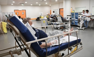 Le personnel médical du service des urgences de l'hôpital Hôpital de la Timone à Marseille le 11 janvier 2017. Les hôpitaux français font face à une épidémie de grippe qui balaie le pays.