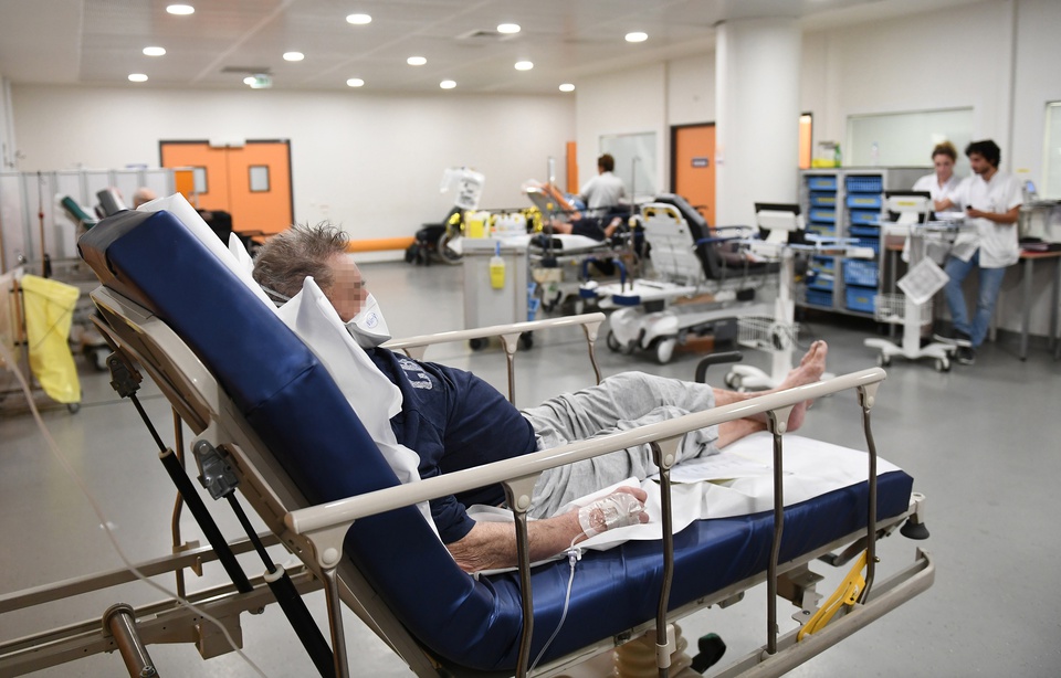 Les bactéries multi-résistantes 960x614_personnel-medical-service-urgences-hopital-hopital-timone-marseille-11-janvier-2017-hopitaux-francais-font-face-epidemie-grippe-balaie-pays