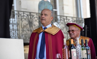 Alain Juppé, au festival du vin à Sauveterre, le 6 juillet 2015.