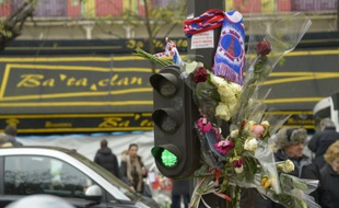 Des fleurs en hommage aux victimes, le 27 novembre 2015 devant le Bataclan à Paris