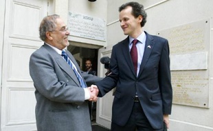Le recteur et le consul des Etats-Unis ont échangé quelques mots en arabe.