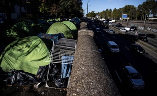 Des tentes de migrants près de la porte d'Aubervilliers, à Paris, le 18 octobre 2019.