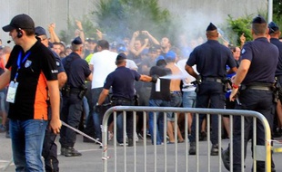 Les policiers lancent des gaz lacrymogènes sur des supporteurs avant le match de Ligue 1 de football de bastia contre Marseille le 9 aout 2014 au stade Armand Cesari de Bastia