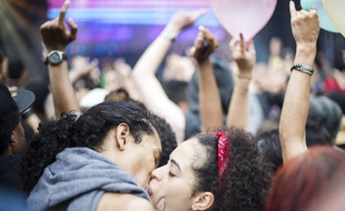 Un couple s'embrasse lors de la Gay Pride à Paris
