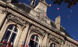 Des centaines de personnes étaient rassemblées devant la mairie du XIe arrondissement