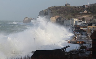 Les côtes d'Etretat balayées par les vents de la tempête Eleanor, le 3 janvier 2018.