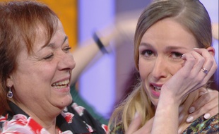 Margaux et sa maman, en larmes, alors qu'elle vient de battre le record de gains de l'émission «N'oubliez pas les paroles»
présentée par Nagui.
