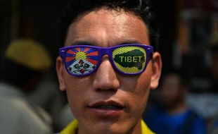 Un jeune Tibétain en exil en Inde manifeste l'indépendance du Tibet lors de la visite du président chinois Xi Jinping à New Delhi le 17 septembre 2014