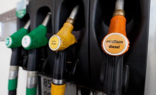 Illustration diesel à la pompe.