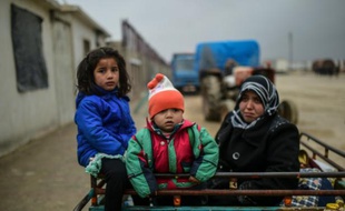 Des enfants et une femme syriens arrivent à Bab al-Salama d'où ils espèrent pouvoir entrer en Turquie dont la frontière est toujours fermée, le 6 février 2016