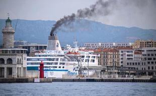 En août 2019 dans le port de Marseille. Le stationnement des bateaux de croisière intensifie la pollution de l’air