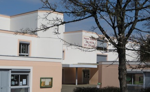 Villefontaine, le 24 Mars 2015
Le directeur du groupe scolaire du Mas de la Raz, est soupçonné d'avoir violé des enfants de son établissement. Trois familels ont porté plainte