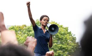 Letitia Wright campe chef des Black Panthers dans « Mangrove », le premier volet de l'anthologie « Small Axe ».