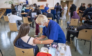 Des vaccinations contre le Covid-19 dans un lycée à Oslo, le 7 septembre 2021 (illustration).