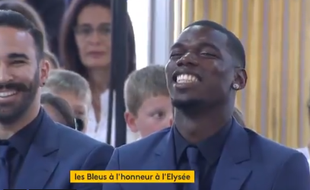 Rami et Pogba se marrent lors de la remise de la Légion d'honneur.