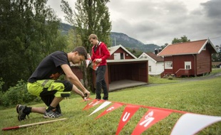 A Utoya, le 5 août 2015, des volontaires tendent des fanions en prévision du premier camp d'été de la jeunesse travailliste depuis le carnage perpétré par Breivick