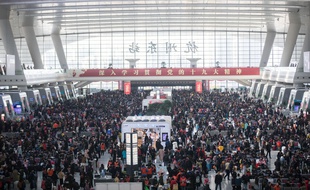 Des milliers de citoyens chinois attendent pour pour prendre le train à Hangzhou en Chine, le 12 février 2018.