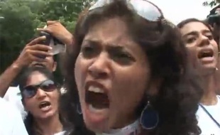 Capture d'écran d'une vidéo de l'AFP sur la «marche des salopes» de New Dehli, le 31 juillet 2011.