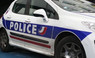 Un policier a été blessé samedi matin en Seine-Saint-Denis par des malfaiteurs que sa patrouille poursuivait en voiture, a-t-on appris de source policière.