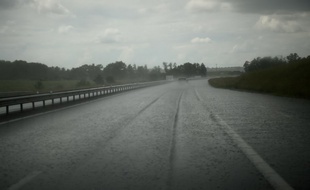 L'A71 sous la pluie à Epineul-Le-Fleuriel.