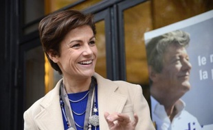 Une soixantaine de militants contre le mariage homosexuel sont allés jeudi à l'aube, à l'appel du mouvement Le printemps français, "réveiller" la sénatrice UDI Chantal Jouanno pour l'encourager à voter contre le projet de loi.