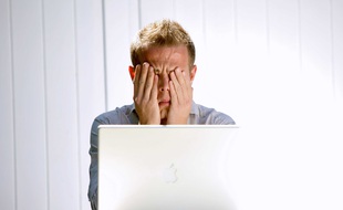Illustration d'un homme qui travaille sur un ordinateur