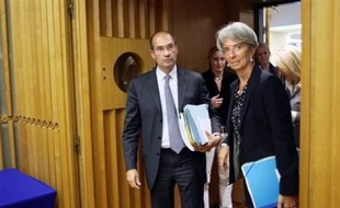 Le déficit de l'Etat va continuer à se creuser en 2009, à 52,1 milliards d'euros, après s'être déjà alourdi à 49,4 milliards en 2008, soit nettement plus que les prévisions initiales du gouvernement, selon le projet de loi de finances présenté vendredi.