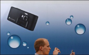 Un homme, un téléphone portable et des capacités de mémorisation moindres?