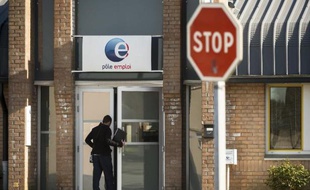 Une personne entre dans une agence de Pôle Emploi, le 28 avril 2015 à Lille