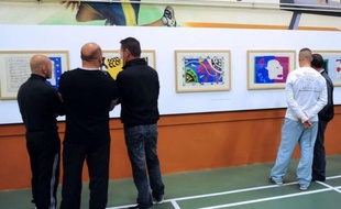Des détenus attentifs, enthousiastes, voire émus: vingt lithographies originales du peintre Matisse, exposées pendant deux semaines au centre pénitentiaire de Maubeuge, ouvrent à la population carcérale les portes de la liberté à travers l'imaginaire artistique.