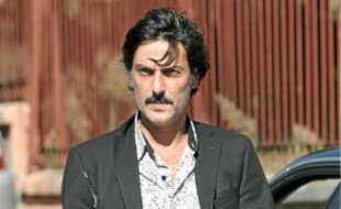 Yvan Attal campe Max, victime d'un plan social qui se rebelle.