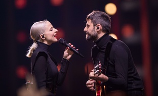 Le duo Madame Monsieur, Emilie Satt et Jean-Karl Lucas, lors d'une répétition sur la scène de l'Eurovision, en mai 2018.